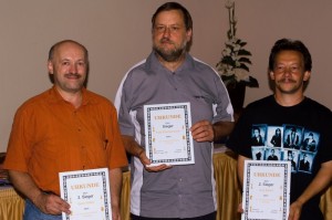 Die Sieger: (M) 1. Platz Falk Zimmermann (TV Freiberg 1844), (R) 2. Platz Jörg Baierl (TSV Lichtentanne), (L) 3. Platz Gerd Völkel (Zwickauer SC)