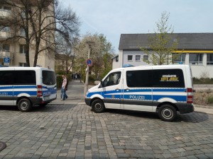 Einsatzfahrzeuge der Polizei vor der Schule